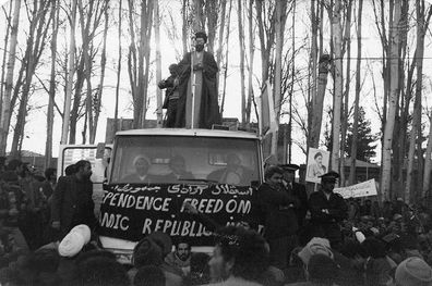 تصویر دیده‌ نشده از رهبر انقلاب در تظاهرات علیه رژیم پهلوی در مشهد